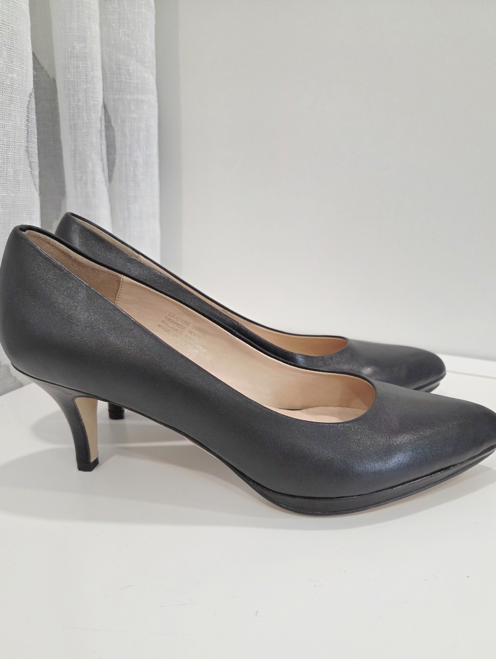 Le Château Black Leather Pointed Toe Pumps Kitten Heel Size 7